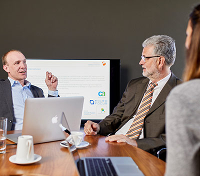 Bernhard Höllerer diskutiert im Team