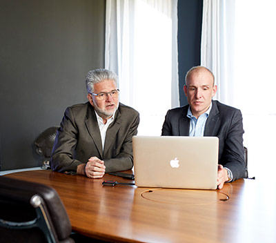 Bernhard Höllerer arbeitet mit einem Experten am Computer